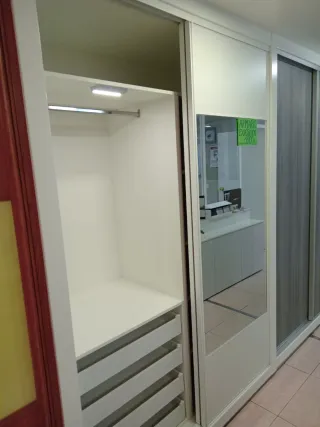 Armario puertas correderas cristal y madera