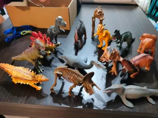 Lote 12 dinosaurios de juguete y varios esqueletos