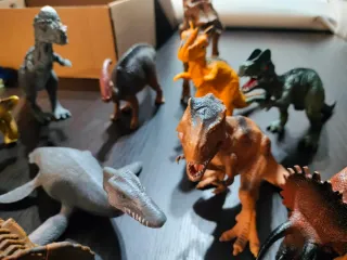 Lote 12 dinosaurios de juguete y varios esqueletos