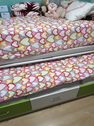 Cama nido 90cm + estanterías a juego