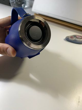 Altavoz portátil azul con cargador