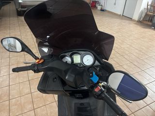 Kymco Superdink 300i Maxi Scooter Negra/Gris