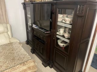 Mueble de madera con vitrina y TV