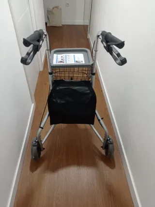 Andador 3 ruedas plata plegable