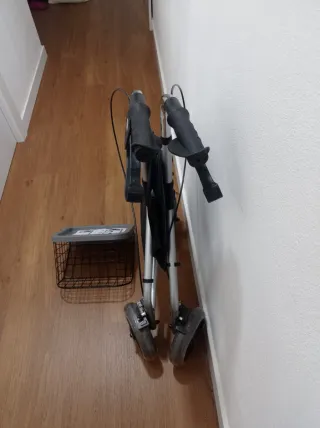 Andador 3 ruedas plata plegable