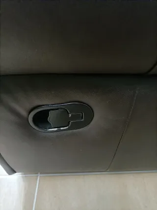 Sofá de polipiel marrón oscuro