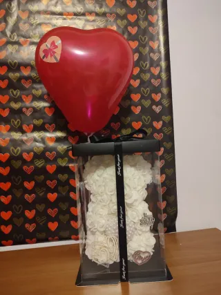 Oso de peluche blanco con globo corazón