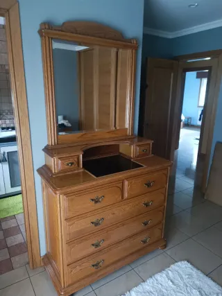 Tocador de madera con espejo - habitación matrimon