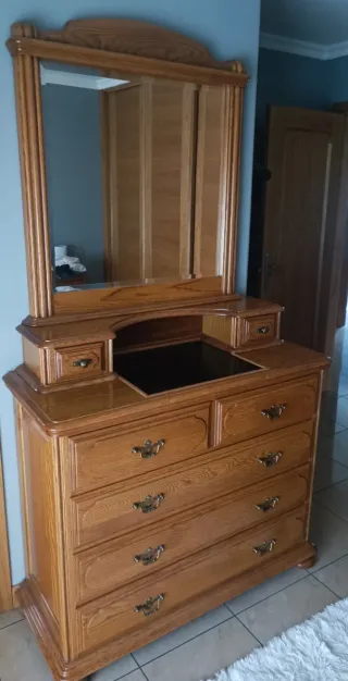 Tocador de madera con espejo - habitación matrimon