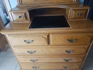 Tocador de madera con espejo - habitación matrimon