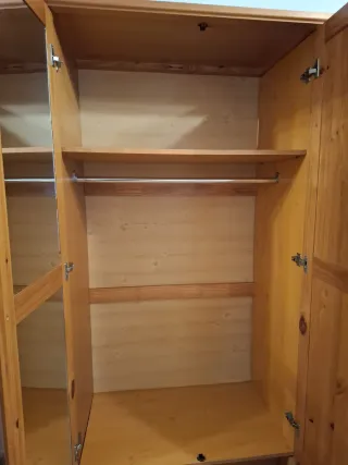 Armario de madera de pino