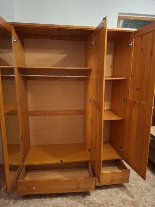 Armario de madera de pino