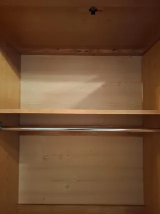 Armario de madera de pino