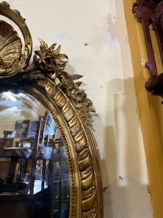 Espejo Ovalado Dorado con Marco Ornamentado