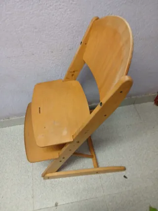 Cadira de fusta  per nen petit