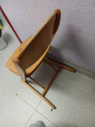 Cadira de fusta  per nen petit