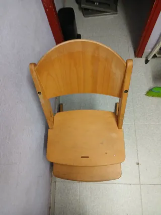 Cadira de fusta  per nen petit