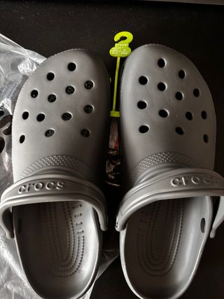 Crocs Talla 42-43 Gris Oscuro Nuevas