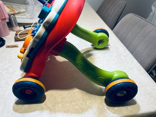 Andador infantil con actividades