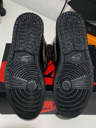 Jordan 1 Retro High black metallic gold (2020)