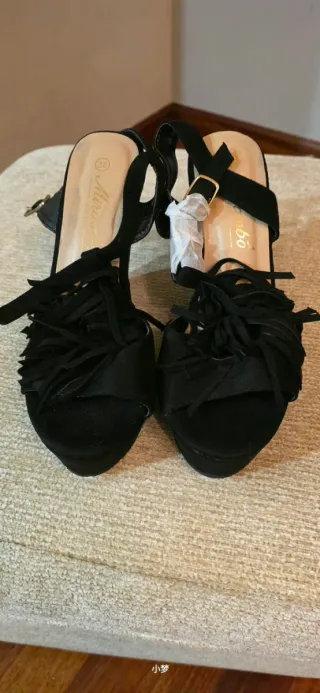 Sandalias de cuña negras con flecos