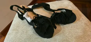 Sandalias de cuña negras con flecos