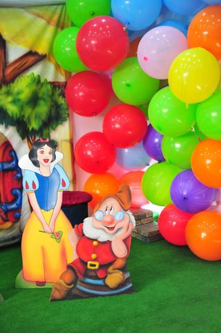 Sfondo Carnevale + 4 sagome Biancaneve