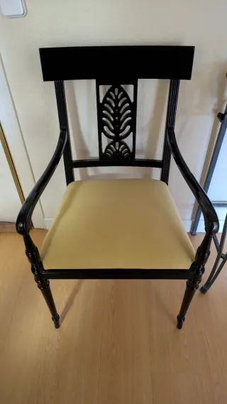 Sillas con brazos y asiento amarillo