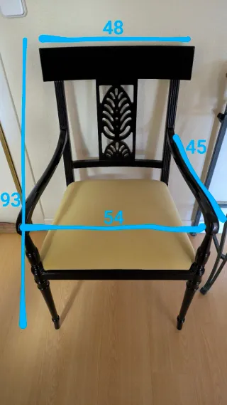 Sillas con brazos y asiento amarillo