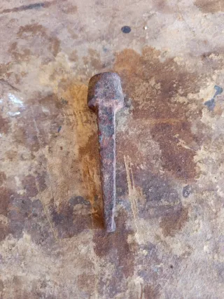 Clavo antiguo de hierro oxidado