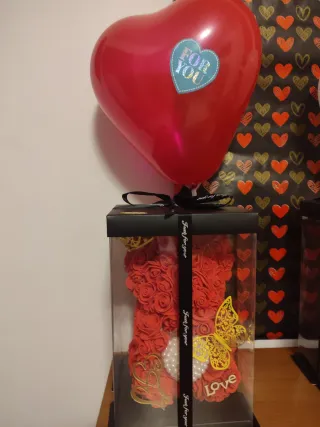 Oso de peluche rojo con globo