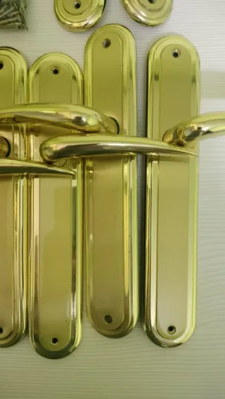 Juego de manillas doradas