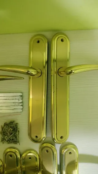 Juego de manillas doradas