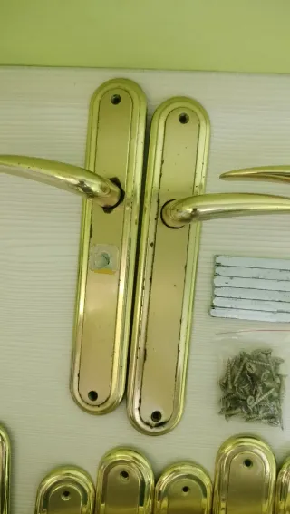 Juego de manillas doradas