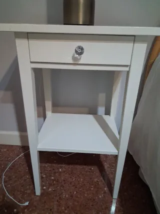 Mesita de noche blanca