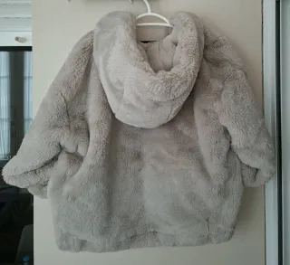 Chaquetón  de pelo corto talla S Stradivarius