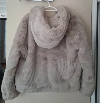 Chaquetón  de pelo corto talla S Stradivarius