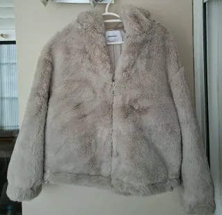 Chaquetón  de pelo corto talla S Stradivarius