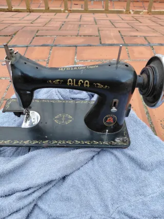 Máquina de coser Alfa antigua