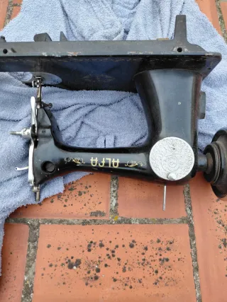 Máquina de coser Alfa antigua