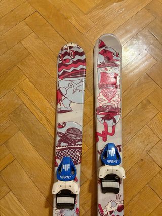 Esquís con fijaciones