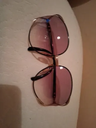 Gafas de sol doradas y rosas