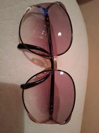 Gafas de sol doradas y rosas