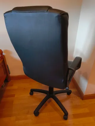 Silla negra giratoria con ruedas