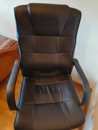 Silla negra giratoria con ruedas