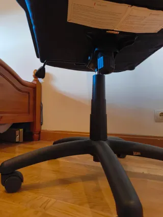 Silla negra giratoria con ruedas