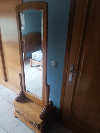 Espejo de pie con cajonera de madera natural