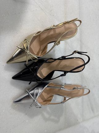 Zapato de fiesta plateado con lazo