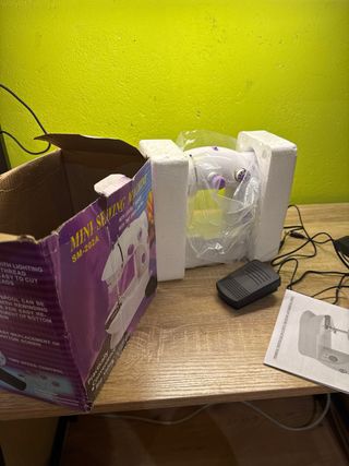 Mini Máquina de Coser SM-202A
