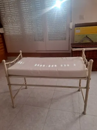 Banqueta de forja beige y blanca